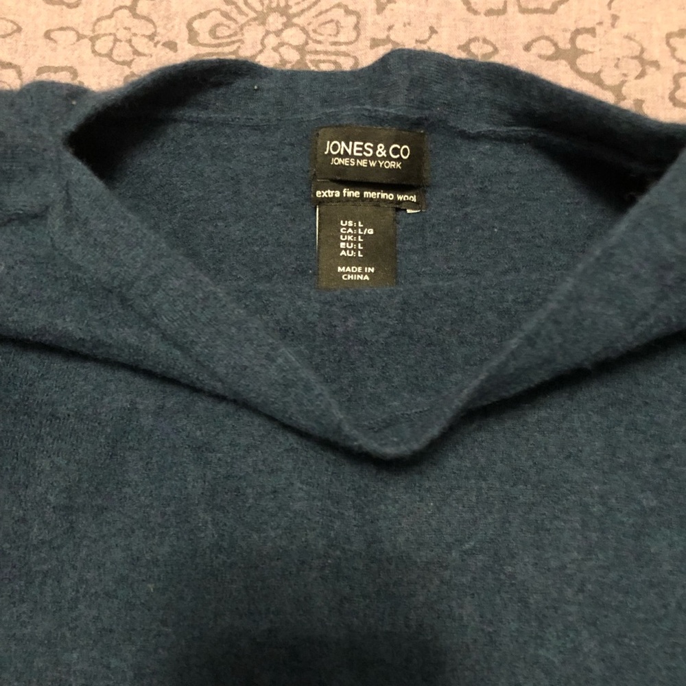 Jones and Co turquoise extra fine merino wool sweater. Fits size Xs